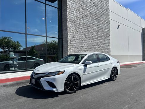 Used 2018 Toyota Camry XSE image 1