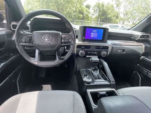 Used 2025 Toyota Tacoma SR5 AWD/4WD image 17