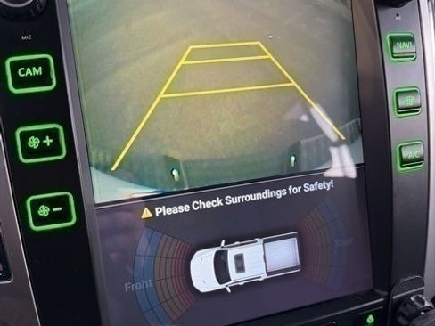 Used 2018 Nissan Titan SV w/ SV Convenience Package image 15