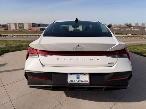 Used 2025 Hyundai Elantra Hybrid FWD image 4