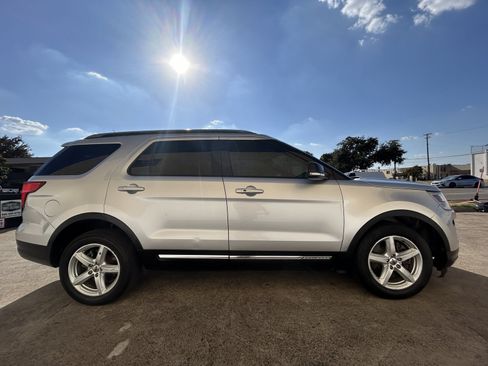 Used 2018 Ford Explorer XLT w/ Equipment Group 201A FWD image 3