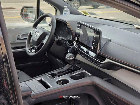 Used 2023 Toyota Sienna XSE AWD/4WD image 10