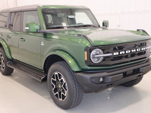 New 2025 Ford Bronco Outer Banks image 2