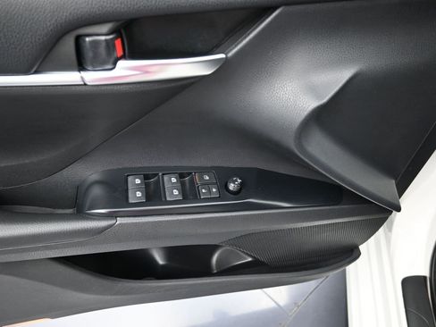 Used 2018 Toyota Camry SE w/ Moonroof Package image 11