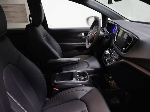 New 2026 Chrysler Voyager LX image 14