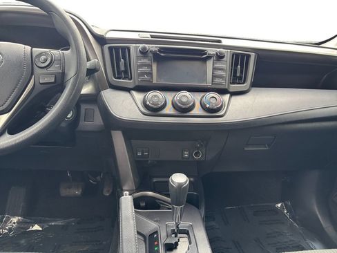 Used 2018 Toyota RAV4 LE FWD image 11
