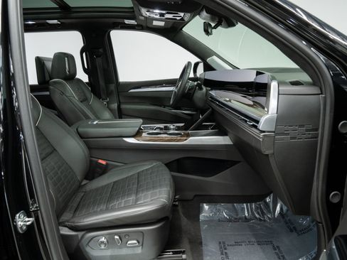 Used 2025 Cadillac Escalade ESV Sport Platinum image 31