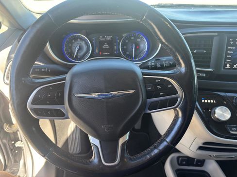 Used 2019 Chrysler Pacifica Touring-L image 18