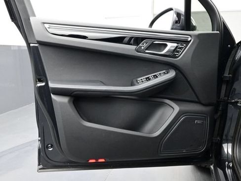Certified 2025 Porsche Macan AWD/4WD image 7