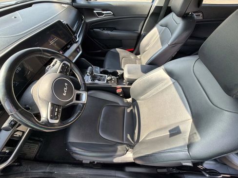 Used 2023 Kia Sportage EX image 3
