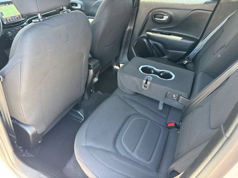 Certified 2022 Jeep Renegade Latitude w/ Convenience Group AWD/4WD image 19
