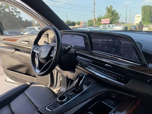 Used 2022 Cadillac Escalade Premium Luxury w/ Performance Package AWD/4WD image 13