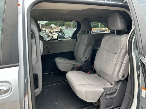 Used 2021 Toyota Sienna LE AWD/4WD image 18