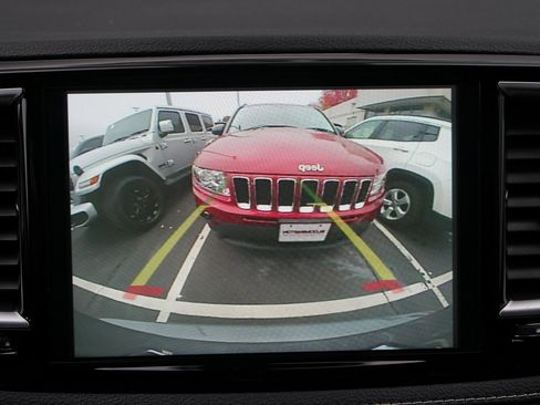 Used 2025 Chrysler Pacifica Limited image 17