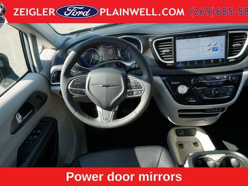 Used 2024 Chrysler Pacifica Touring-L FWD image 15