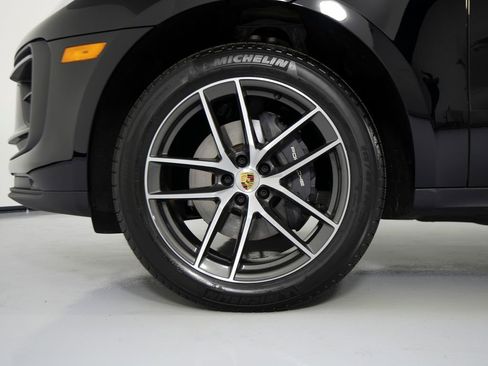 Certified 2025 Porsche Macan image 14