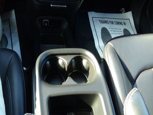 Certified 2025 Chrysler Pacifica Select FWD image 30
