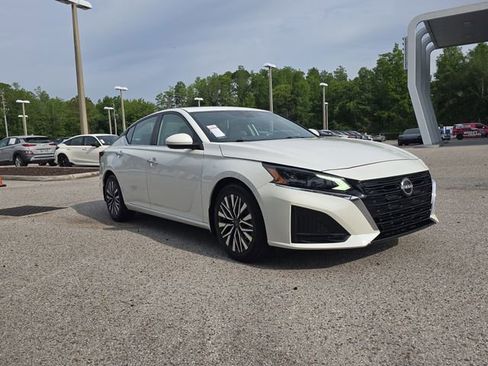 Certified 2024 Nissan Altima 2.5 SV w/ SV Premium Package FWD image 2