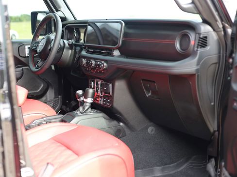 Used 2024 Jeep Gladiator Rubicon w/ Technology Group AWD/4WD image 31