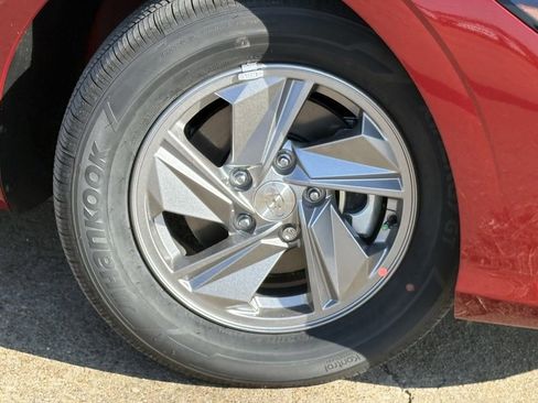 New 2025 Hyundai Elantra SE image 9