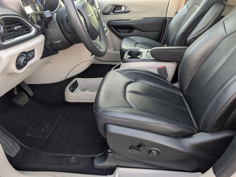 Used 2024 Chrysler Pacifica Touring-L FWD image 15