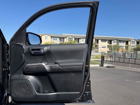 Used 2019 Toyota Tacoma TRD Off-Road AWD/4WD image 15