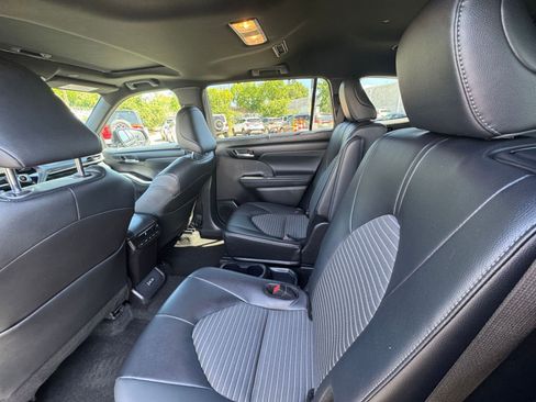 Used 2025 Toyota Highlander XSE image 28