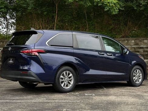 Used 2022 Toyota Sienna XLE FWD image 4