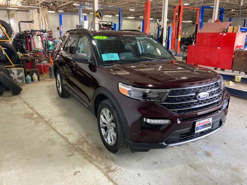 Used 2023 Ford Explorer XLT w/ Equipment Group 202A AWD/4WD image 3
