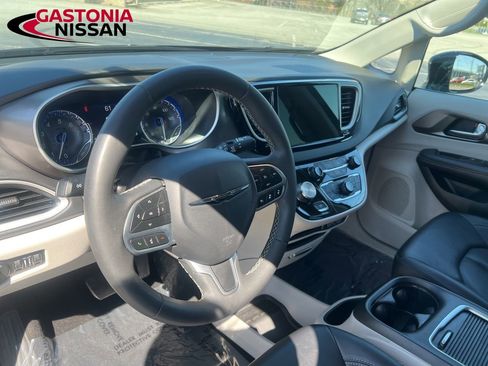 Used 2024 Chrysler Pacifica Touring-L FWD image 19