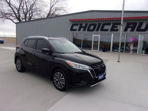 Used 2021 Nissan Kicks SV image 1