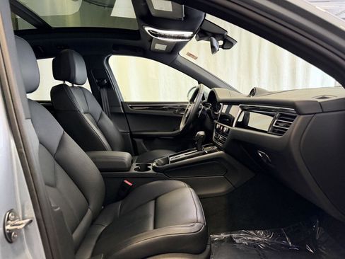 Certified 2025 Porsche Macan image 16