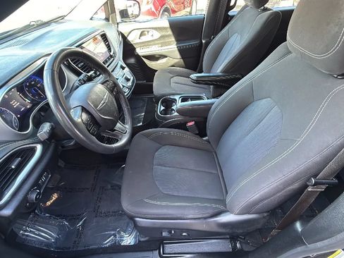Used 2023 Chrysler Pacifica Touring FWD image 18