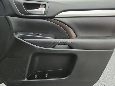 Used 2016 Toyota Highlander XLE AWD/4WD image 32