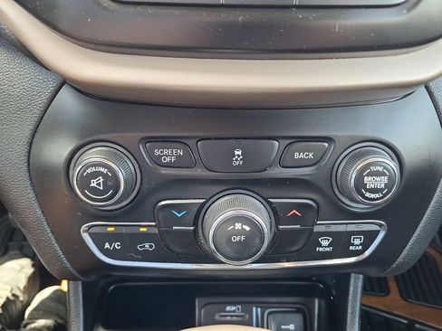 Used 2016 Jeep Cherokee Latitude w/ Cold Weather Group AWD/4WD image 22