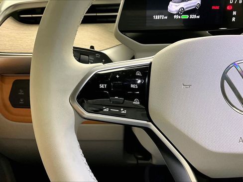 Used 2025 Volkswagen ID. Buzz 1st Edition image 23