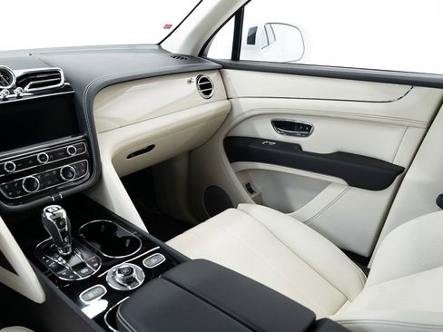 Used 2024 Bentley Bentayga V8 image 28