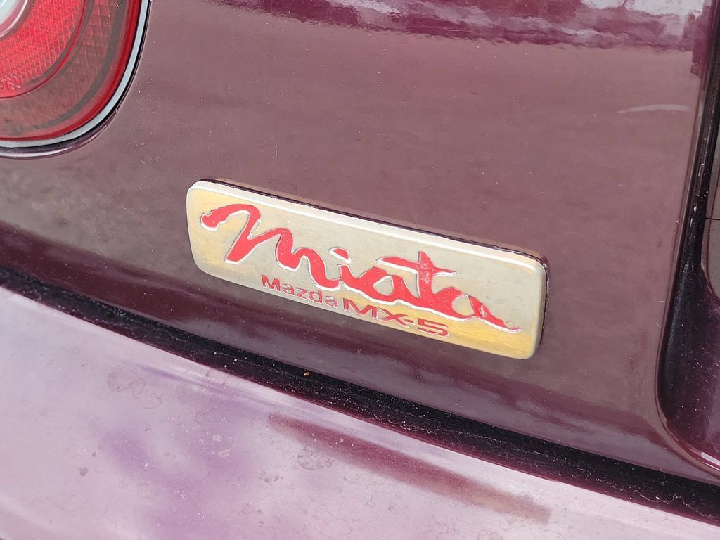 Used 1995 MAZDA MX-5 Miata RWD image 19