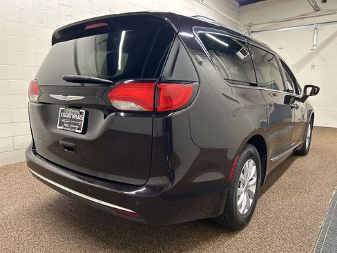 Used 2017 Chrysler Pacifica Touring-L FWD image 2