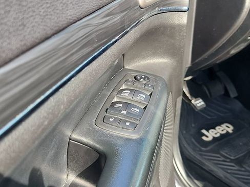 Used 2020 Jeep Grand Cherokee Limited image 18