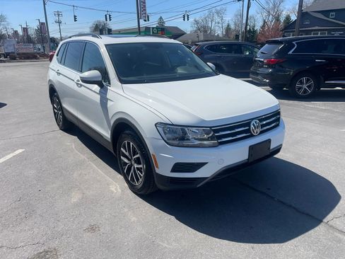Used 2019 Volkswagen Tiguan SE w/ Panoramic Sunroof Package image 2