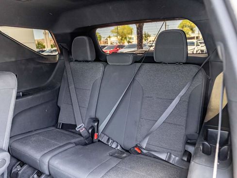 Used 2025 Chevrolet Traverse LT FWD image 19