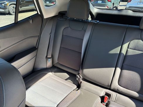 Used 2025 Chevrolet Trax LT image 33