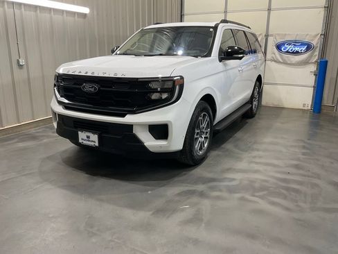 Used 2025 Ford Expedition Active AWD/4WD image 3