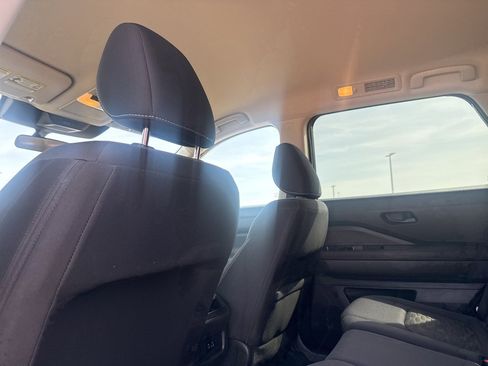 Used 2023 Nissan Pathfinder S image 31