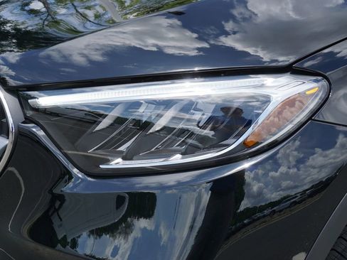 Used 2025 Mercedes-Benz GLC 300 4MATIC image 11
