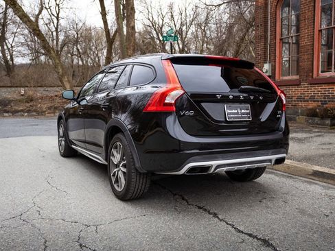 Used 2017 Volvo V60 T5 Cross Country w/ Convenience Package image 3