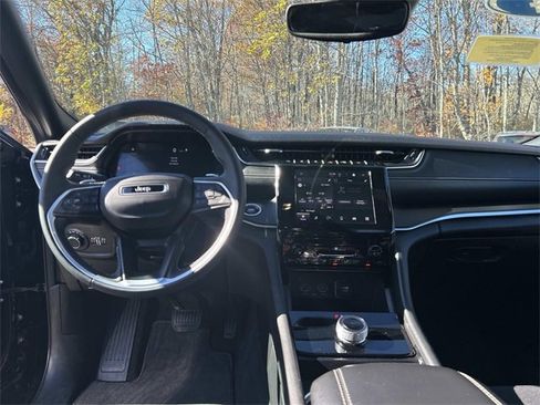 Used 2024 Jeep Grand Cherokee Laredo X image 21
