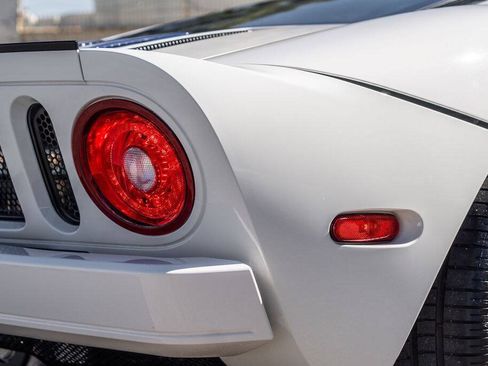Used 2005 Ford GT RWD image 18