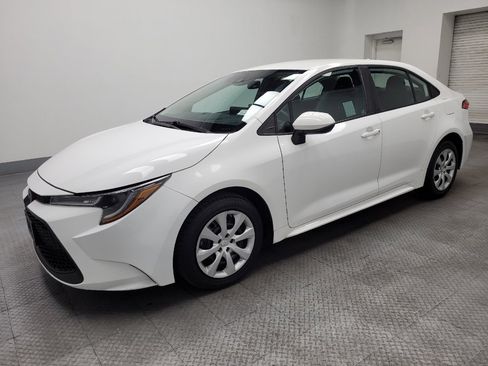 Used 2020 Toyota Corolla LE image 2